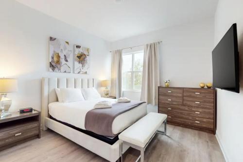 Charm 5BR Home with Pvt Pool Near Disney and Universal — 4-Star Luxury Hotel in Davenport, United States