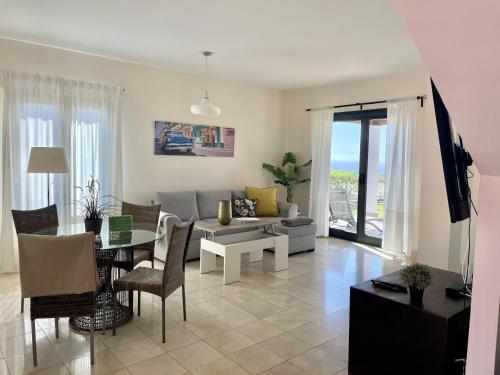 HomeForGuest Villa 7 in Salobre Golf with nice views to the mountains — 4-Star Luxury Hotel in San Bartolome De Tirajana, Spain