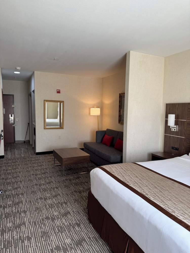 Evergreen Inn and Suites - photo 12