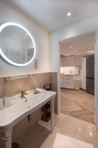 OrangeHomes Luxury apartment next to Gellért Hill — 4-Star Luxury Hotel in Budapest, Hungary