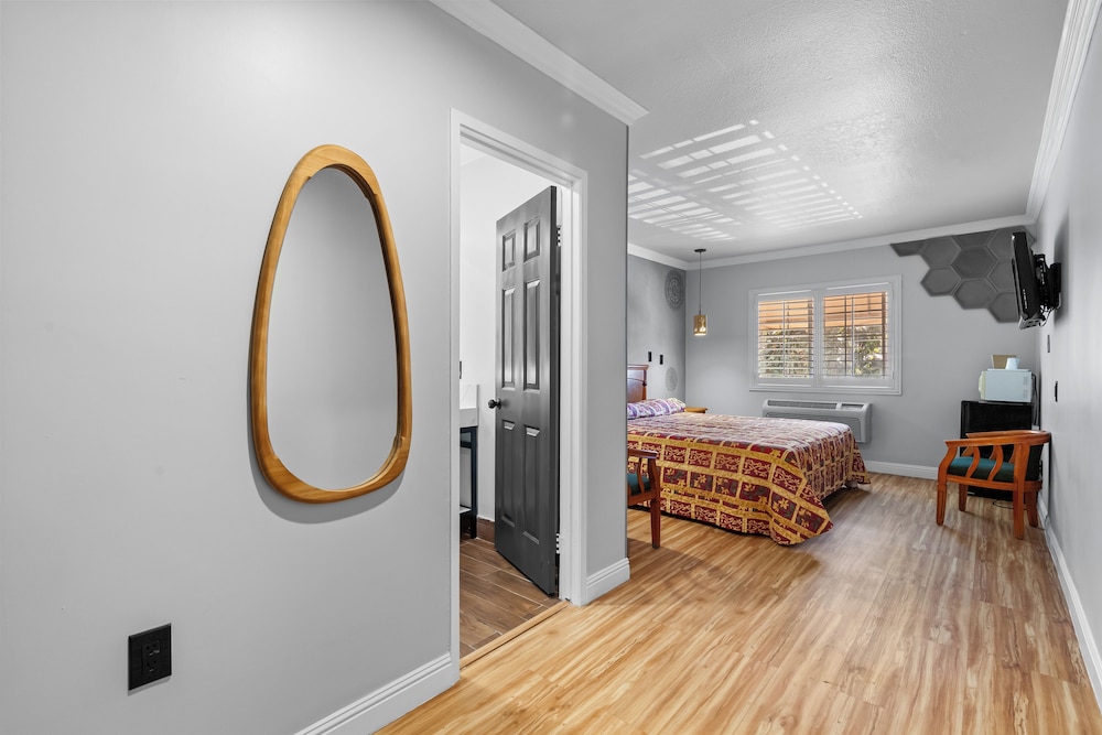 Beverly Inn - photo 27