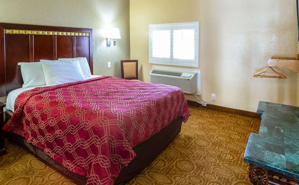 Econo Lodge Inn & Suites Fallbrook Downtown - photo 8