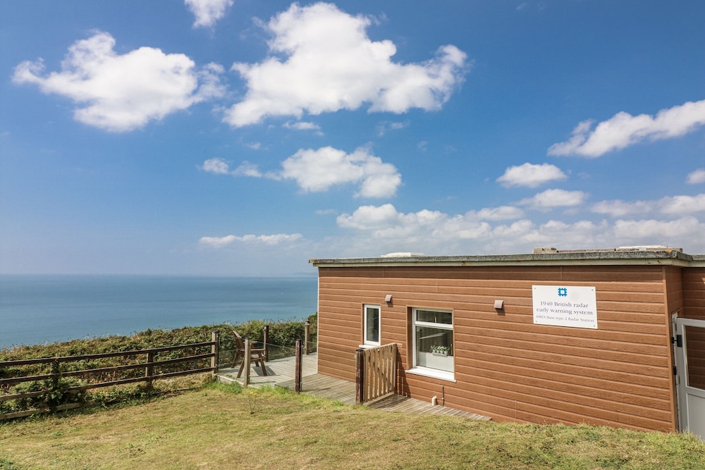 Sunset Sea View Chalet — 4-Star Luxury Hotel in Torpoint, United Kingdom