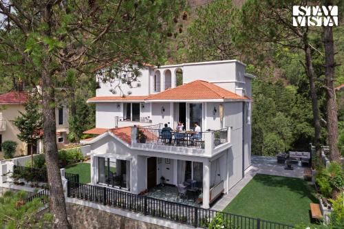 StayVista at Kaira with Music Speaker & Heater in Bhowali, India