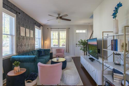 Fam Biz Friendly 3BD with Fire pit & BBQ Downtown in Raleigh, United States