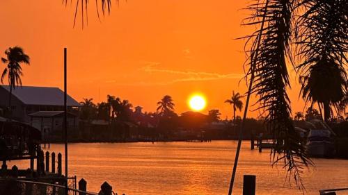 Cozy 2 BR Waterfront home with Heated Pool — 4-Star Luxury Hotel in Fort Myers, United States