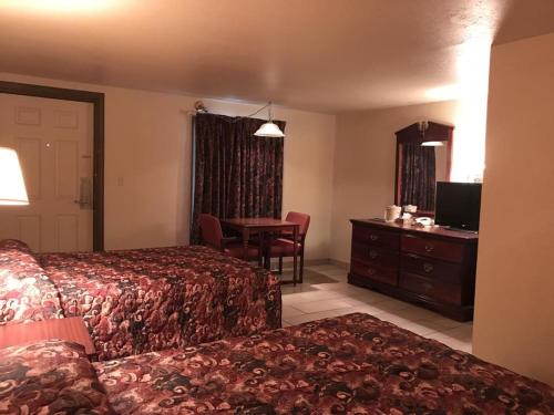 Hwy Express Inn & Suites - photo 2