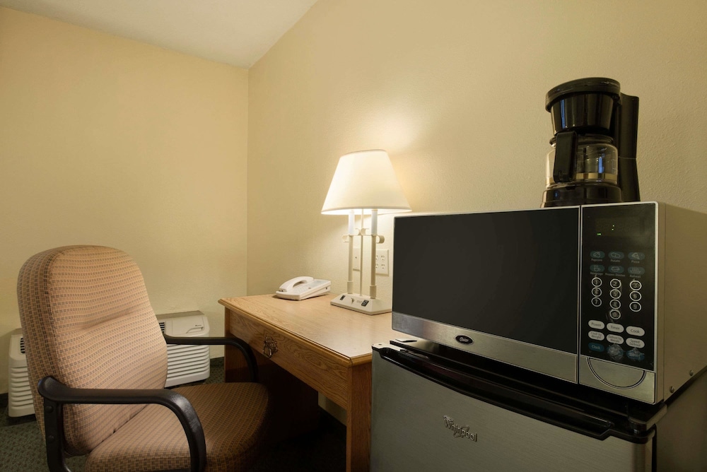 Travelodge by Wyndham Sturgis - photo 6