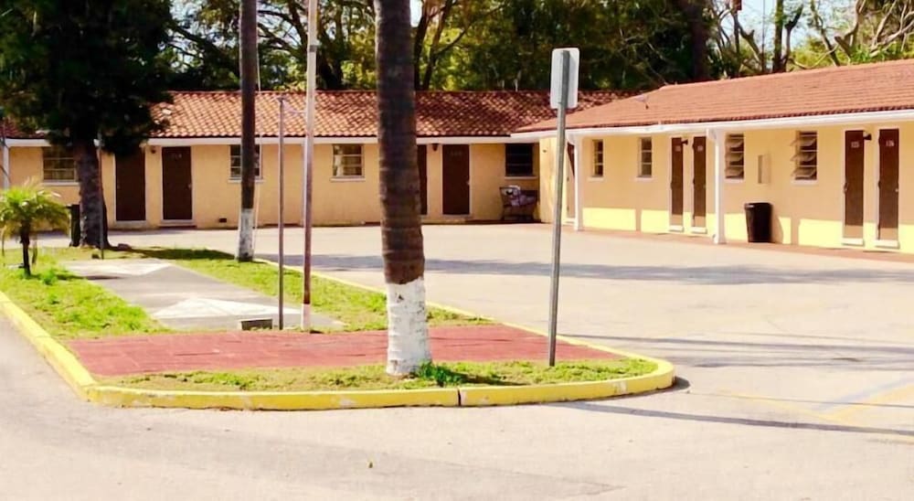 Cadillac Motel - photo 17