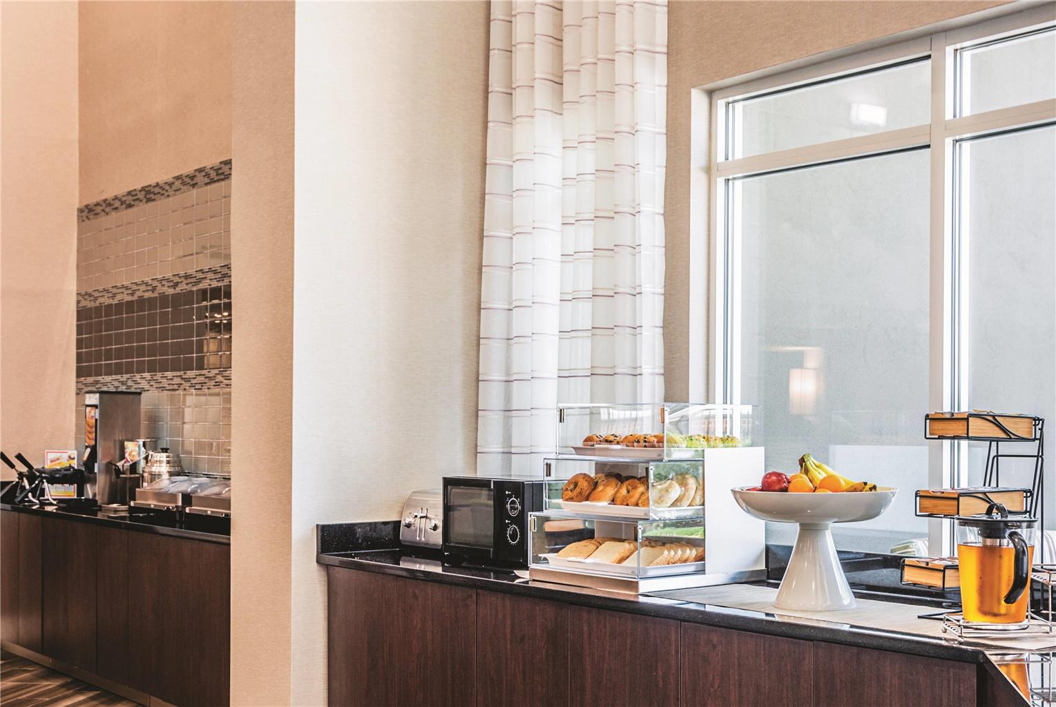 La Quinta Inn & Suites by Wyndham Atlanta Perimeter Medical - photo 36