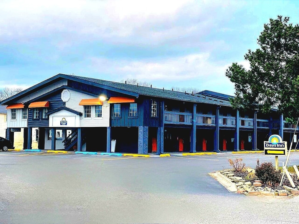 Days Inn & Suites by Wyndham Port Huron - photo 57