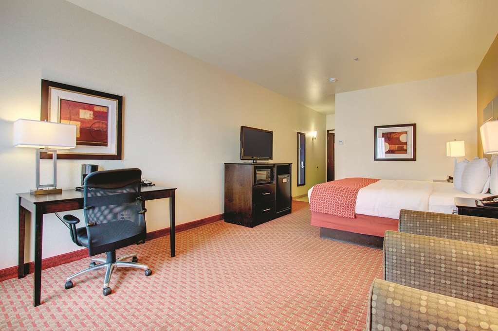 La Quinta Inn & Suites by Wyndham Denver Gateway Park - photo 20