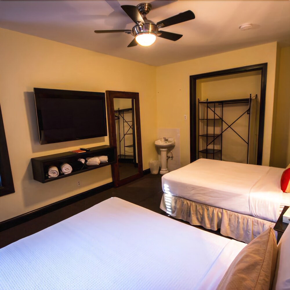 The Broadway Hotel and Hostel - photo 15