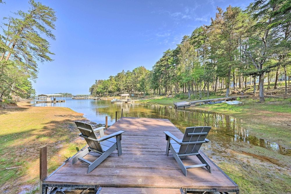 Lakefront Anderson Paradise Dock Fire Pit — 4-Star Luxury Hotel in Anderson, United States