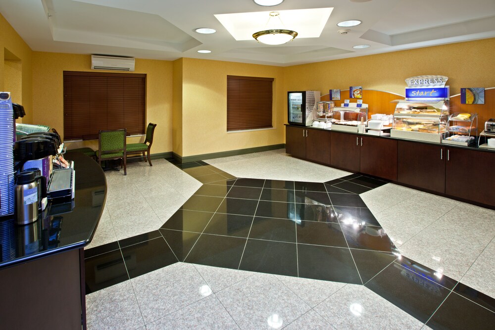 Holiday Inn Express & Suites Indianapolis East By Ihg - photo 31