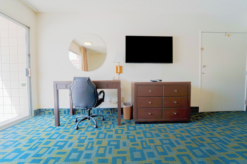 Royal Plaza Inn Indio - photo 22
