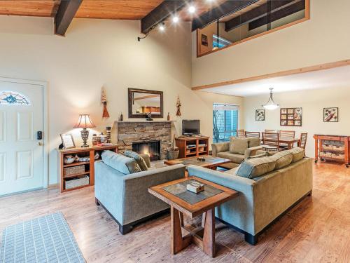 168 Forest Pines walk to Lakeshore Blvd community pool and hot tub
