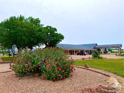 Owensville Motor Inn - photo 17