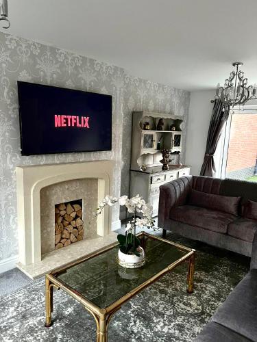 Spacious 5 Bed Detached House Sleeps 10 Parking — 4-Star Luxury Hotel in Desborough, United Kingdom