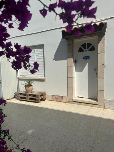 Leonidas Seaside - carbon neutral hotel in Meneou