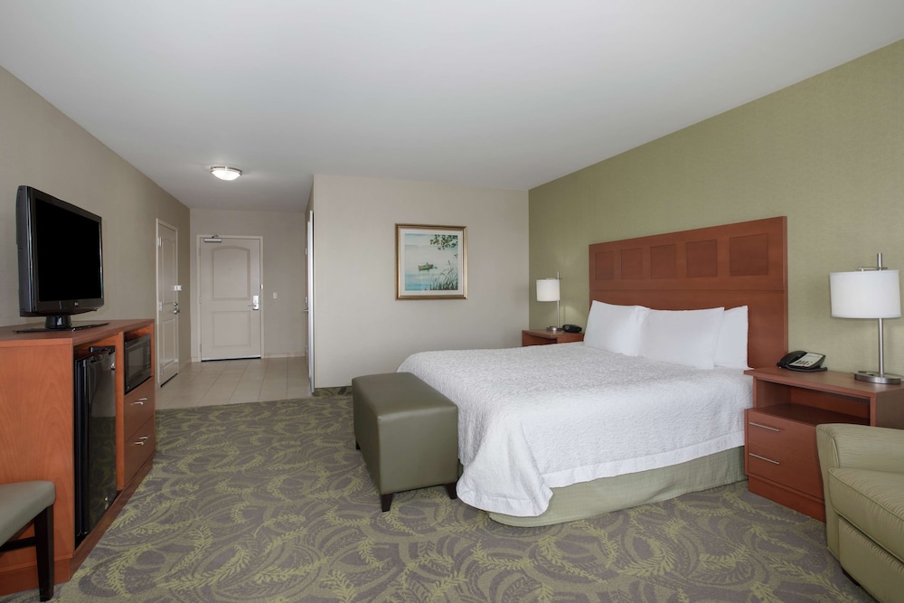 Hampton Inn and Suites Astoria - photo 40