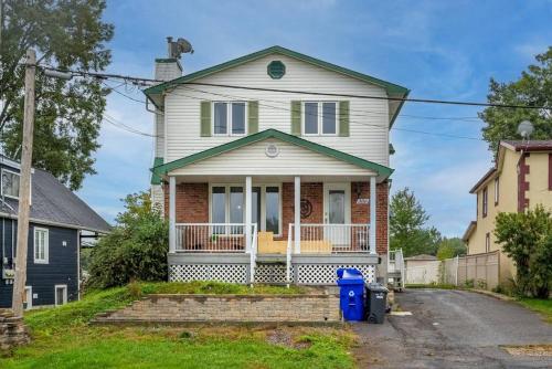 Riviera Escape on Waterfront with Hot Tub in Gatineau, Canada