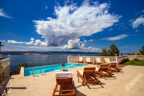 Villa MIRNA with heated pool & whirlpool traditional wine bar 150m from sea — 4-Star Luxury Hotel in Omis, Croatia
