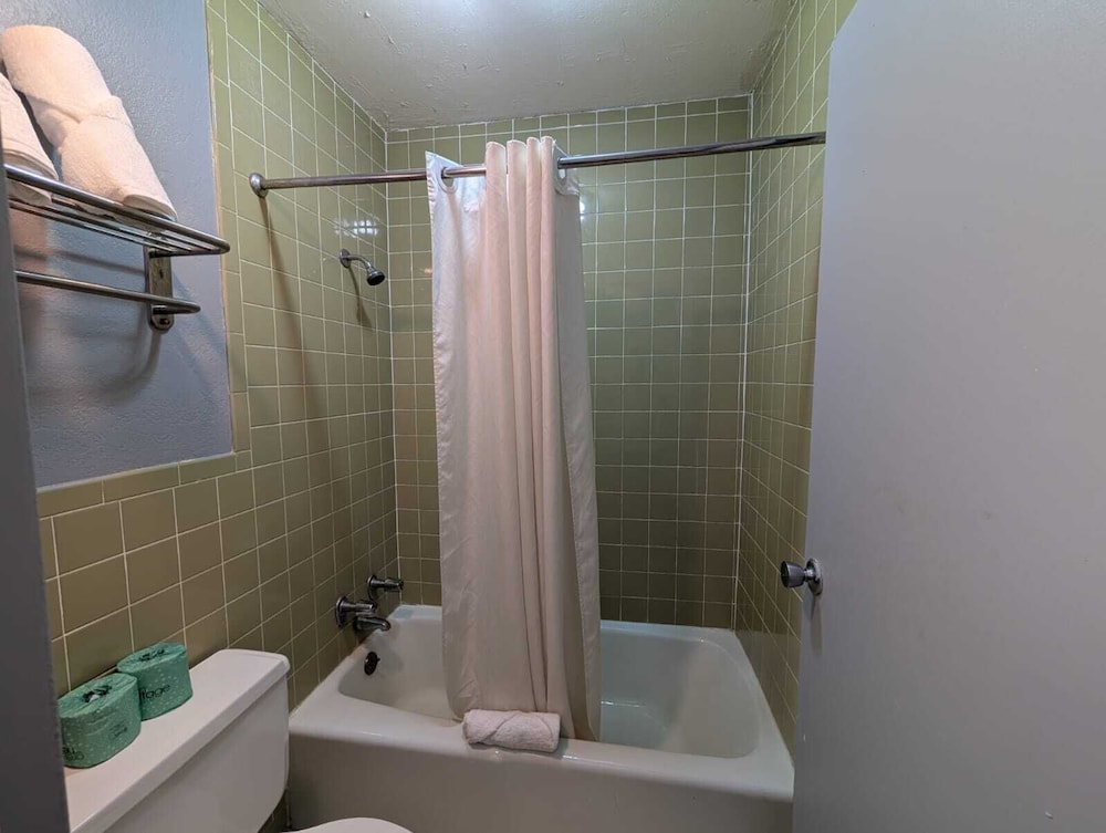Budgetel Inns & Suites - photo 18