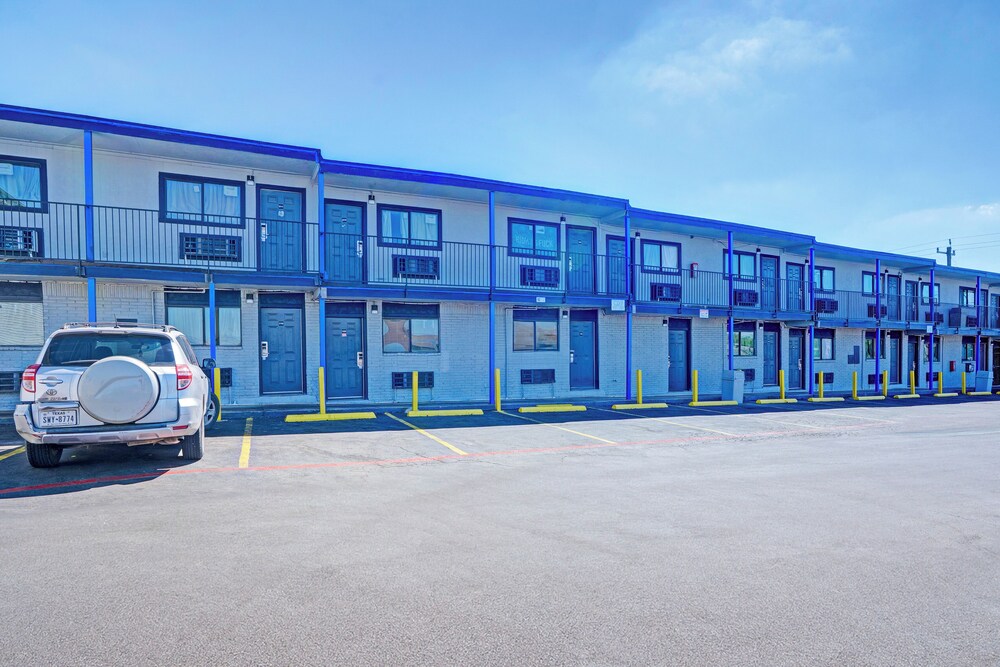 Super 7 Inn By OYO San Antonio NW Medical Center - photo 3