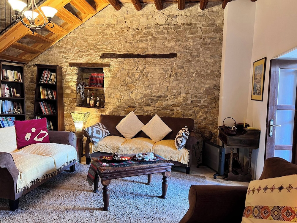 Charming 3 bedroom Cottage in Heart of Vasa Koilaniou