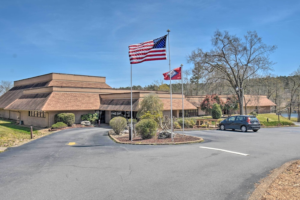 Steps to Fairway: Hot Springs Village Golf Retreat — hotel in Hot Springs Village