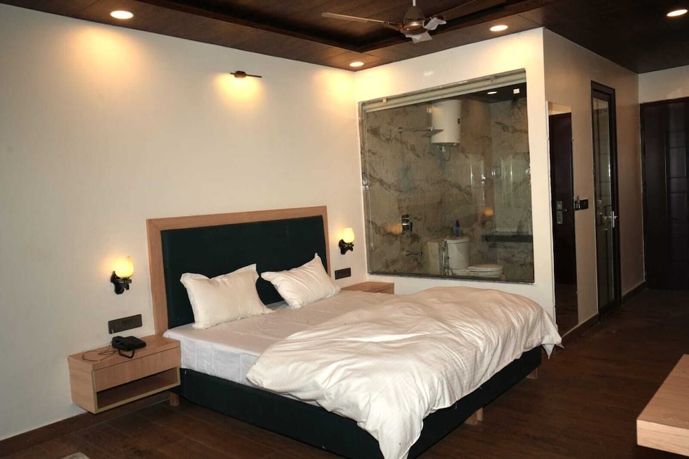 Oak Mounts in Dhari, India