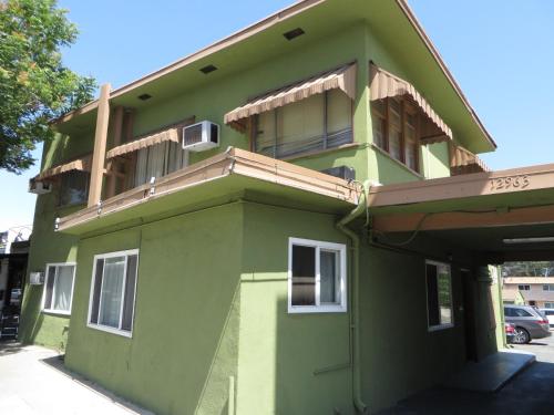 Day N Night Inn - photo 4