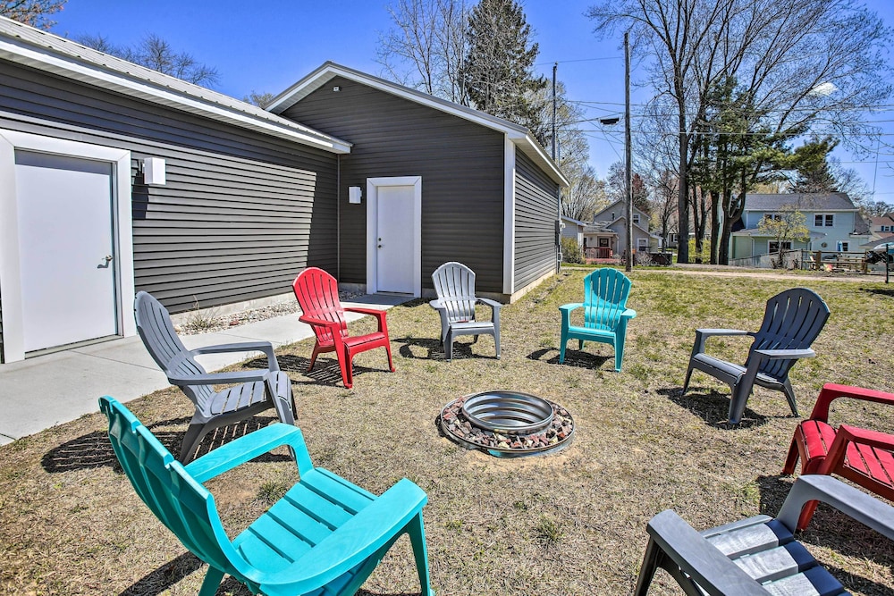 Dtwn Ludington Apt with Fire Pit Day Trip To Slopes — 4-Star Luxury Hotel in Ludington, United States