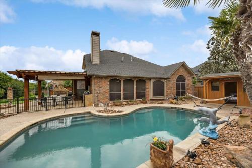 Stunning 6BR Pool Great for Big Groups — hotel in Rowlett