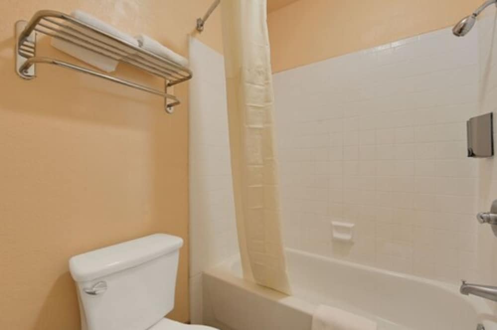 America's Deluxe Inn - photo 28