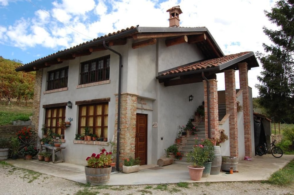 Agriturismo 'd Rainè — 4-Star Luxury Hotel in Montelupo Albese, Italy