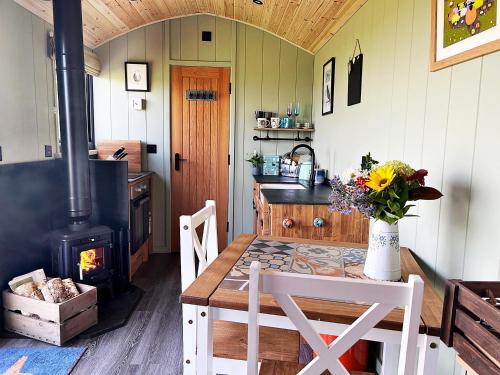 Luxury Shepherd Hut in the Peak District — Bakewell — photo 3
