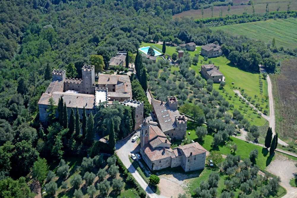 Castello di Modanella — 4-Star Luxury Hotel in Rapolano Terme, Italy