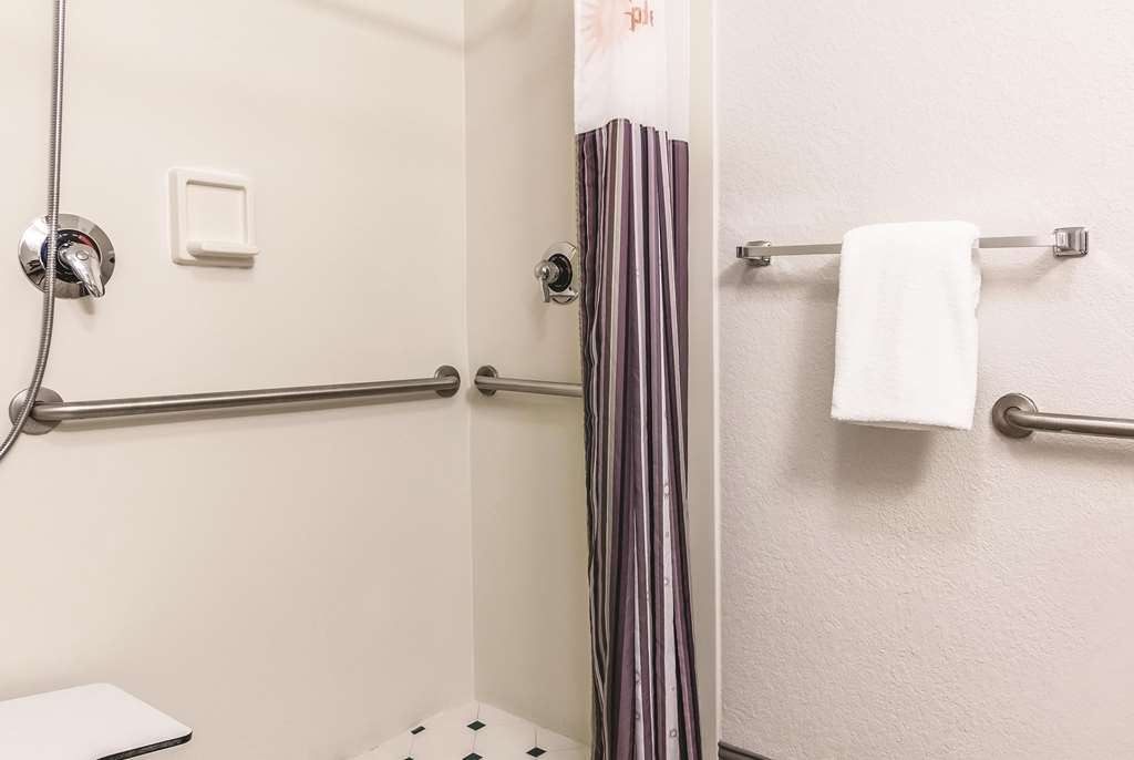 La Quinta Inn & Suites by Wyndham Orlando Airport - photo 38