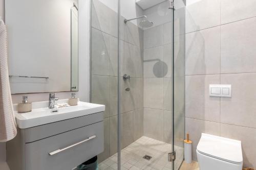 Burmeister 606 Top Floor 2 Bedroom Apartment with Ocean Views Onsite Parking