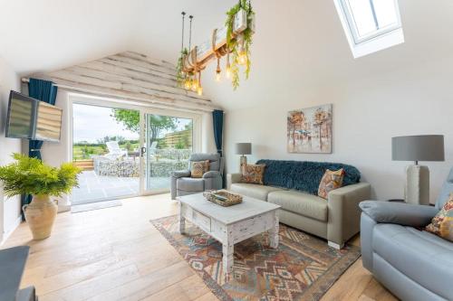 The Cow Stalls Stunning Farmhouse with Wonderful Views and Garden Close to Corfe Castle — 4-Star Luxury Hotel in Wareham, United Kingdom
