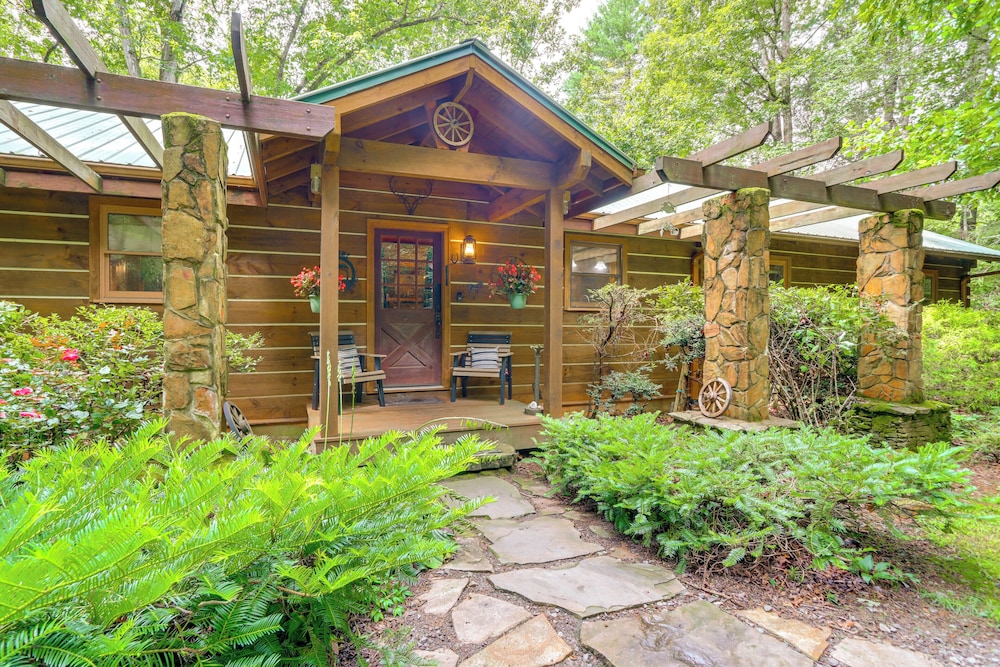 Drifting Feather Mountain Cabin Waterfront Deck — 4-Star Luxury Hotel in Blue Ridge, United States