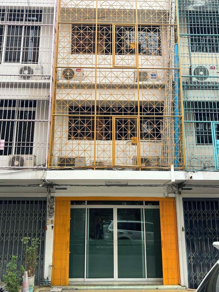 Comfy Corner Hostel — 4-Star Luxury Hotel in Bangkok, Thailand