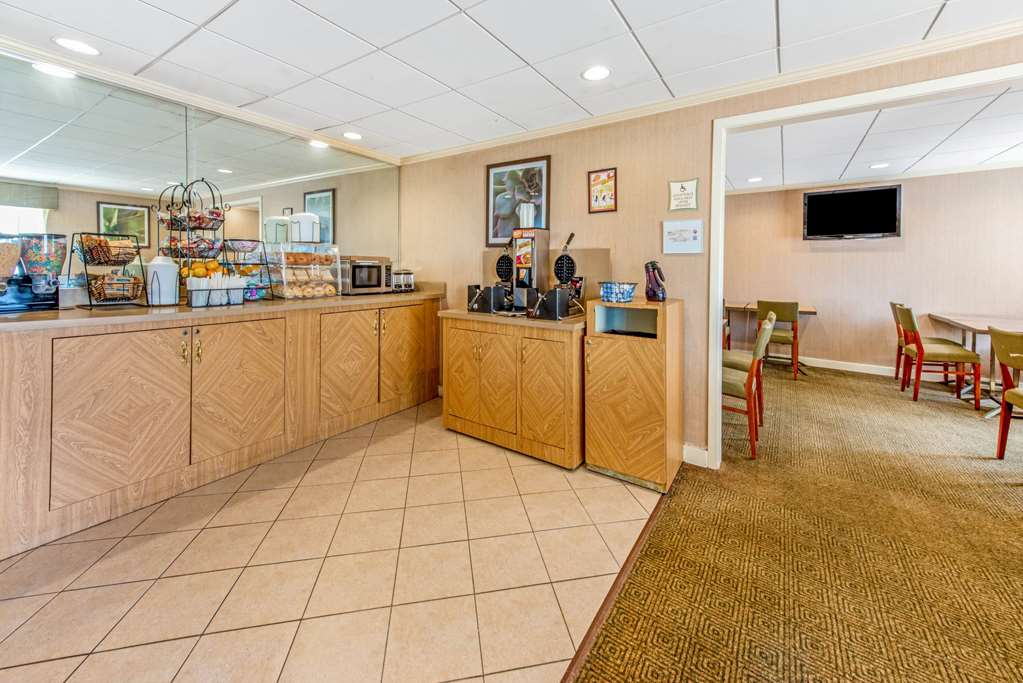 La Quinta Inn & Suites by Wyndham Tampa Brandon West - photo 56