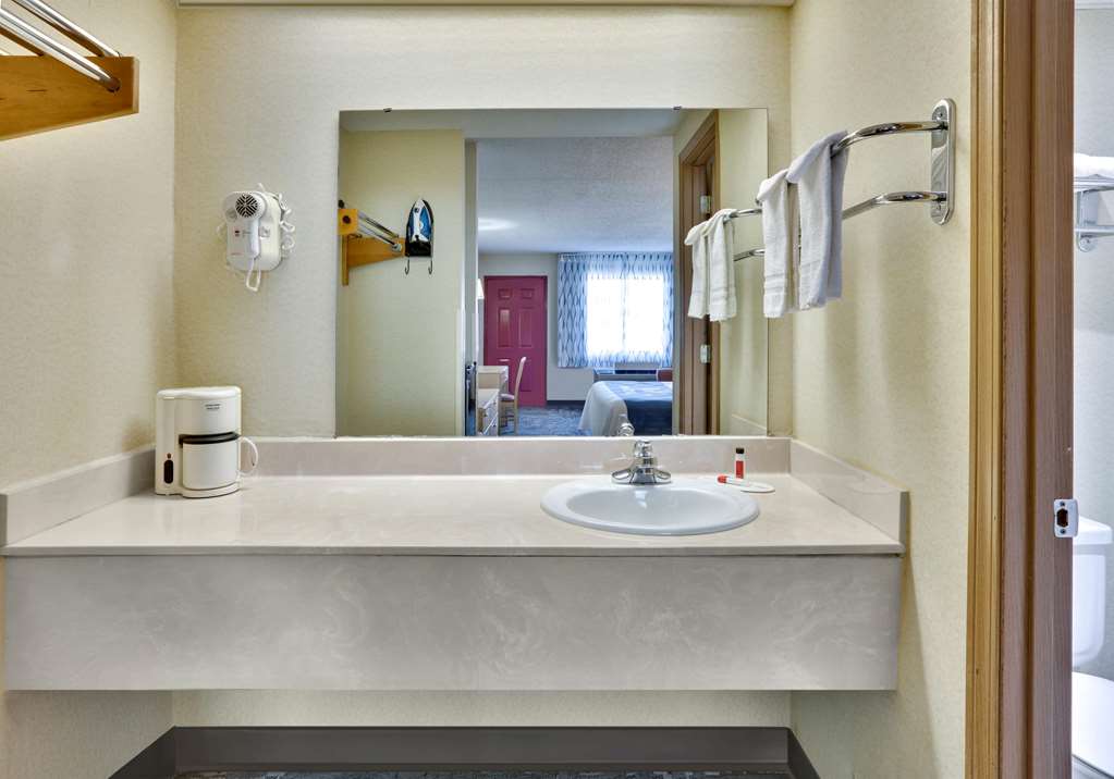 Days Inn & Suites by Wyndham Bentonville - photo 9