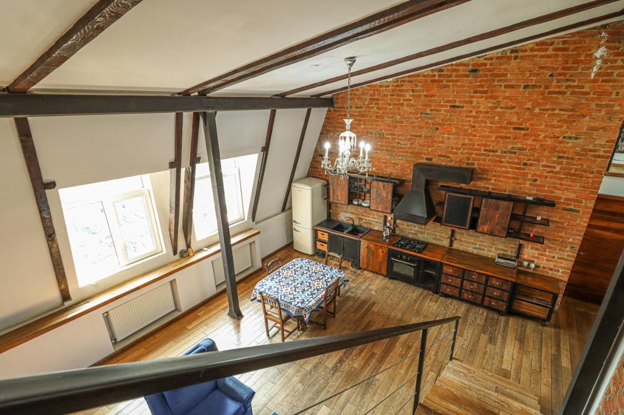 Vintage Mezzanine Apt in City Center By Wehost