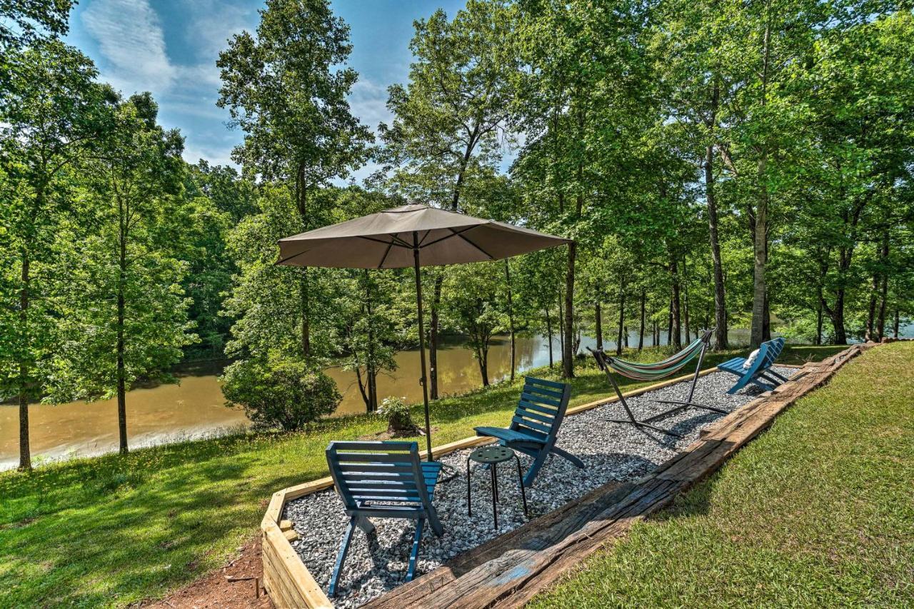 Waterfront CasAbella Cottage with Kayaks and Fishing — 4-Star Luxury Hotel in Mount Airy, United States