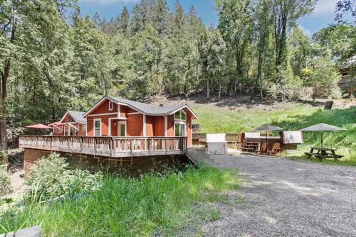 Modern Cabin Retreat with Swim Spa Hot Tub and Air Conditioning — 4-Star Luxury Hotel in Forestville, United States