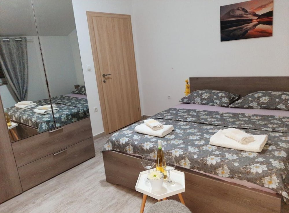 Apartment Tomislav — 4-Star Luxury Hotel in Vrsi, Croatia